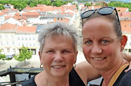 Heimkehrerin Julia Fischer mit ihrer Mutter Marion auf dem Turm der Meininger Stadtkirche. Julia liebt ihre Geburtsstadt und möchte  nun als Mitarbeiterin der Meiningen GmbH mithelfen, das  Stadtmarketing weiter nach vorn zu bringen. Foto: privat