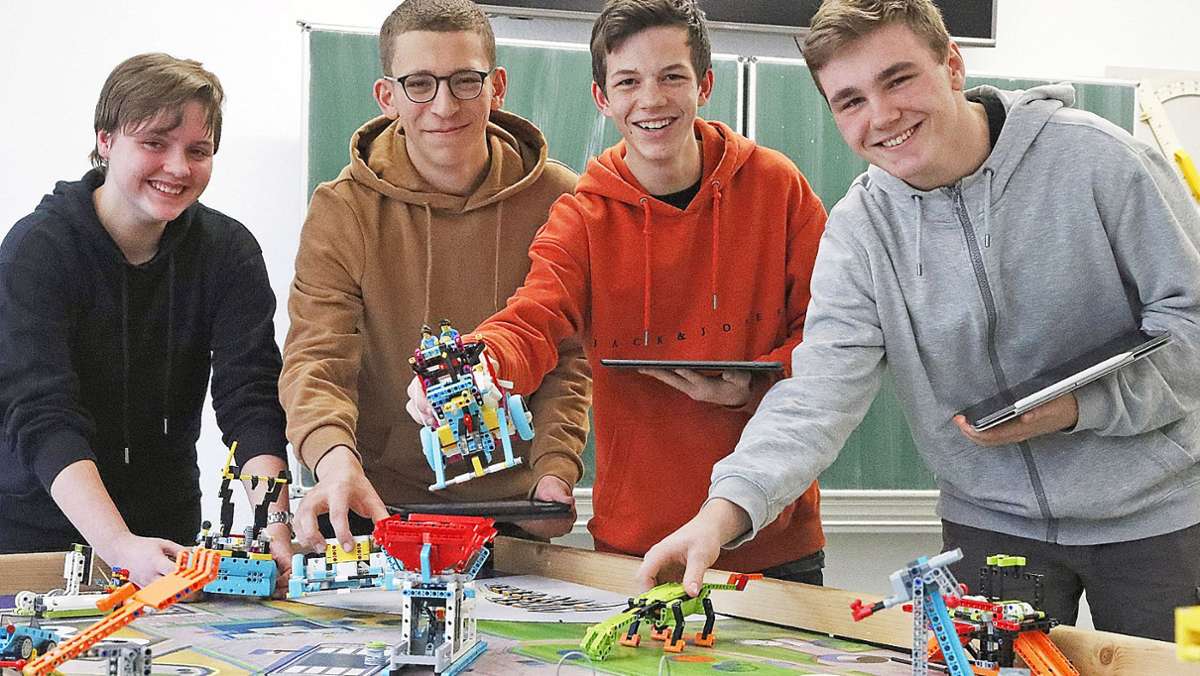 Gymnasium Zella-Mehlis: Roboter-Testfahrt für die Lego-Herausforderung