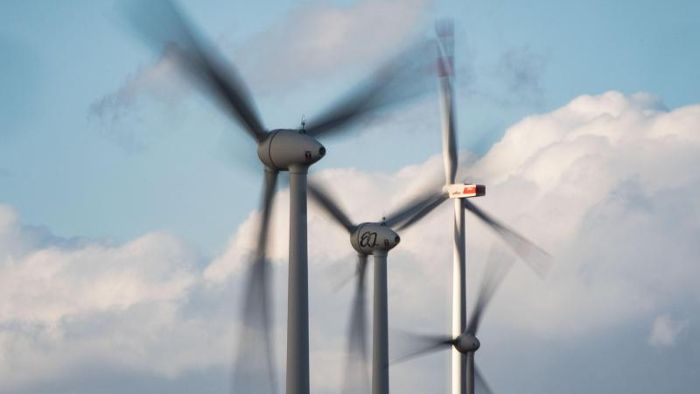 Windräder und Solaranlagen leiten mehr Strom ins Netz