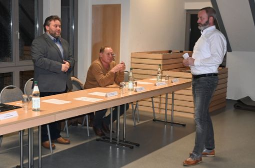 Bürgermeister Fabian Giesder und  Ortsteilbürgermeister Thomas Hartung (Mitte) beantworteten Fragen des Wallbacher BI-Vertreters Christian Werner. Foto:  