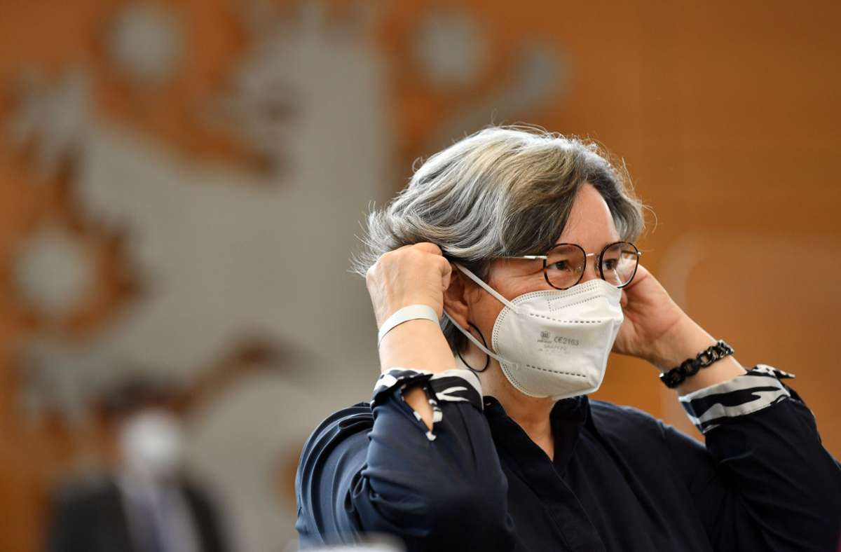 „Covi-19 ist weiterhin eine ernst zu nehmenden Krankheit“: Gesundheitsministerin Heike Werner (Linke) hält daher an der Maskenpflicht fest Foto: dpa/Martin Schutt