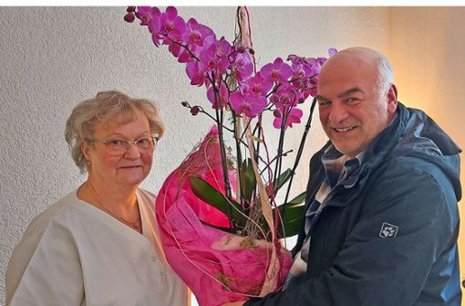 Bürgermeister Jan Heineck überbrachte zum Abschied die Grüße der Gemeinde und überreichte Ingrid Aßmus eine Orchidee. Foto: Ulricke Bischoff
