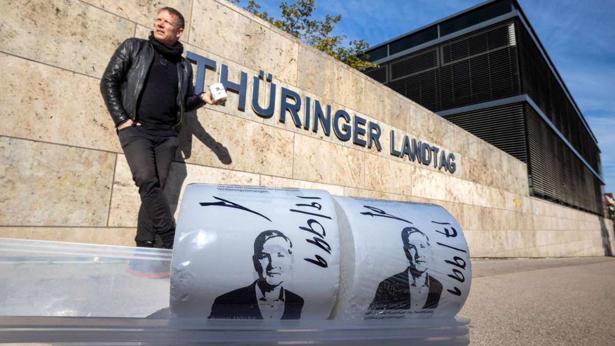 Thüringen: Höcke-Bild auf Klopapier: Kunstaktion vor Thüringer Landtag
