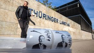 Höcke-Bild auf Klopapier: Kunstaktion vor Thüringer Landtag
