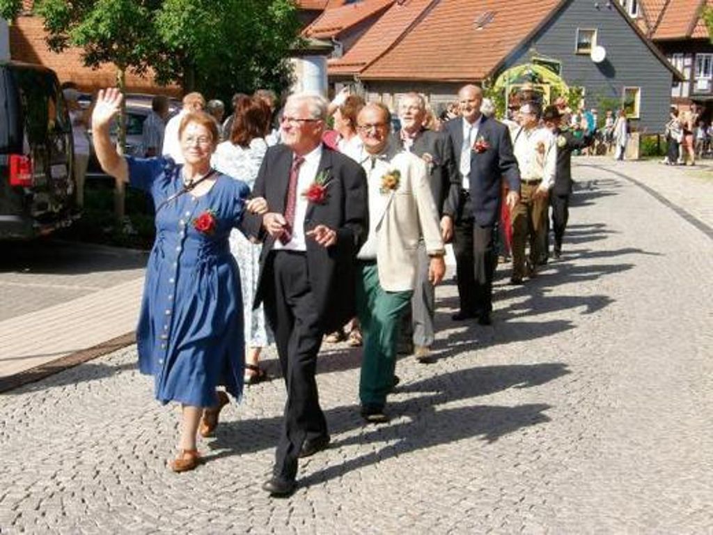 Höhepunkt zum 20. Kirmesjubiläum: Der Fesztumzug in Suhl-Neundorf mit 200 Teilnehmern. Foto: Theo Schwabe