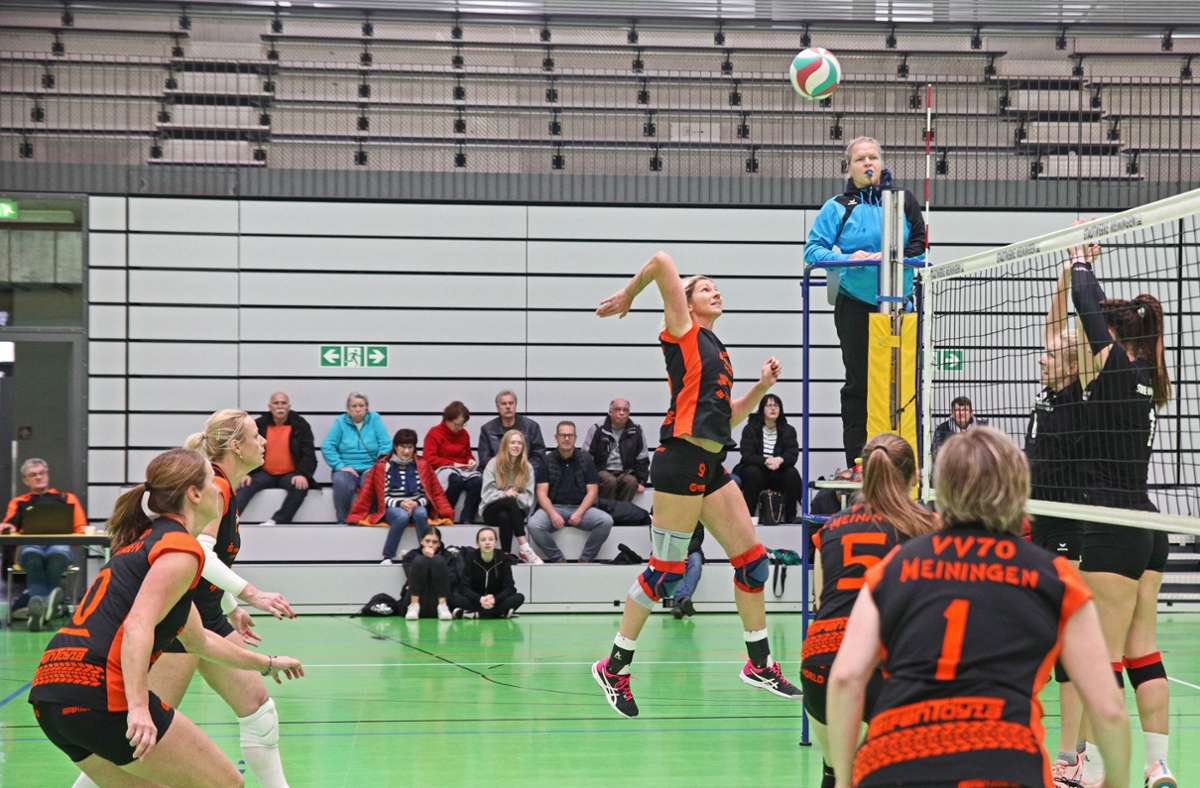 Ilka Erdmann im Angriff. Beobachtet von ihren Mitspielerinnen setzt sie zum Schmetterball an. Foto: / Norbert Scheidler