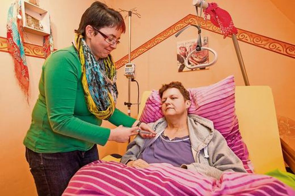 Ein Bild aus dem Leben von Beate Stöcklein: Ihre Hausärztin Jana Brodführer war fast täglich zu ihr gekommen, um ihr die schwere Krankheit erträglicher zu machen.