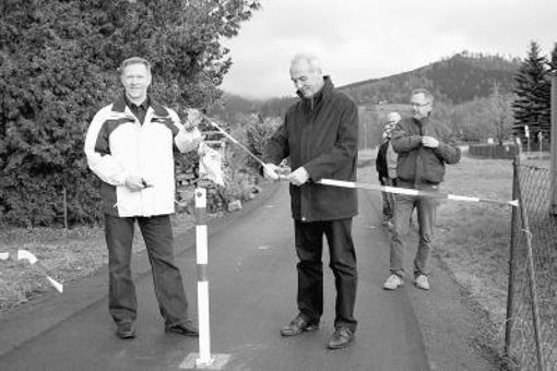 Bauband als Zielband: Vizelandrat Thielemann und Bürgermeister Fräbel bei der Übergabe des Restabschnittes.  Foto: fotoart-af.de Foto:  