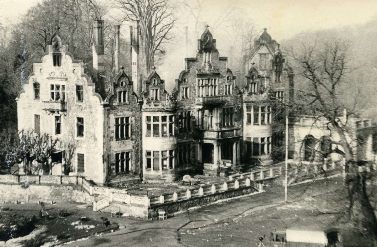 Das historische Foto zeigt das Altensteiner Schloss kurz nach dem Brand.                                                                                                                                                                                    Foto:  