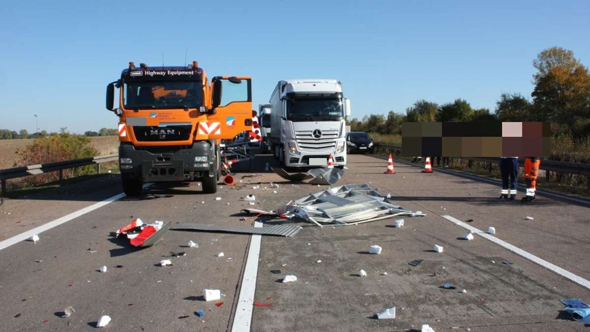 Thüringen: Laster rempelt auf Autobahn Schilderwagen - zwei Verletzte
